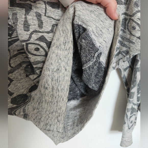 Vintage Gray Crewneck Sweater with Abstract Design and Long Sleeves - Picture 6 of 7